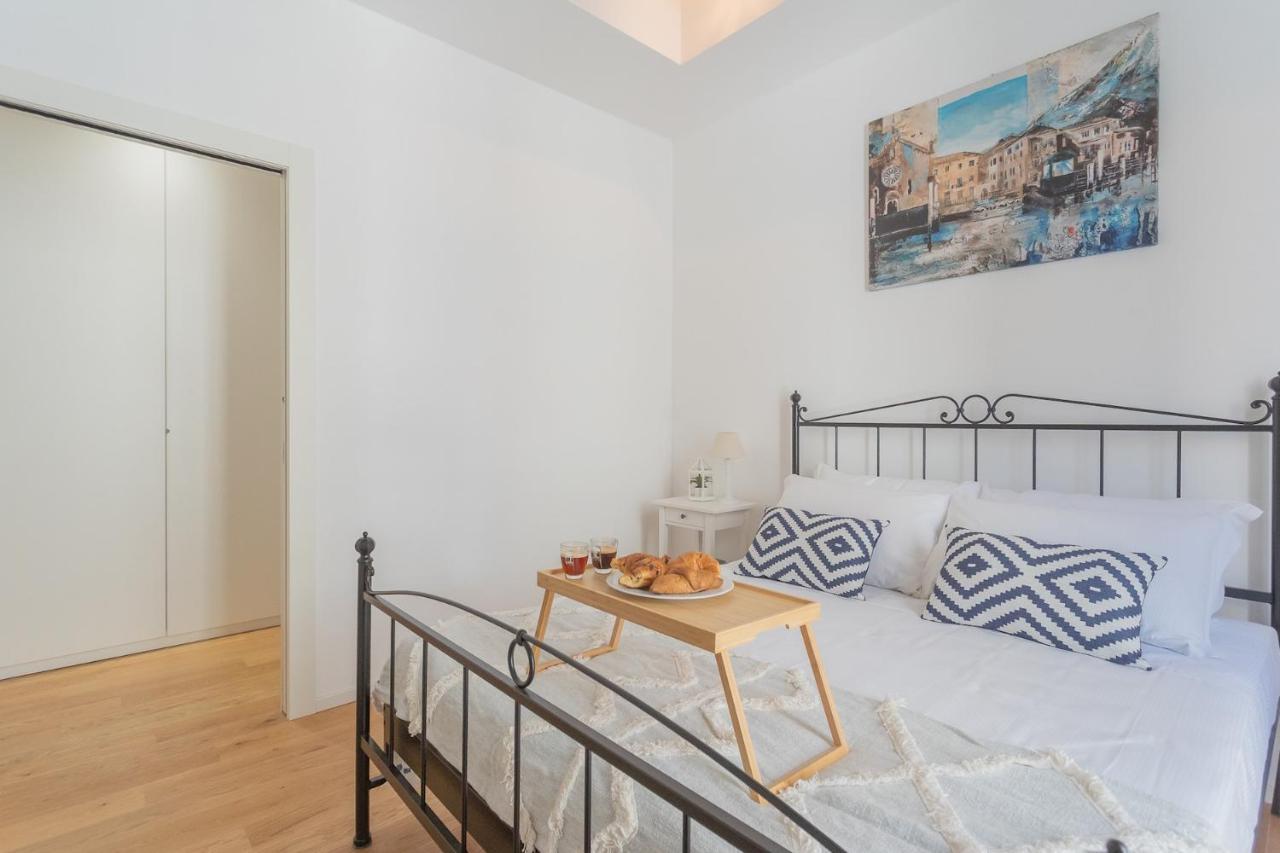 Independence Apartment With Balcony By Rent All Como Exteriér fotografie