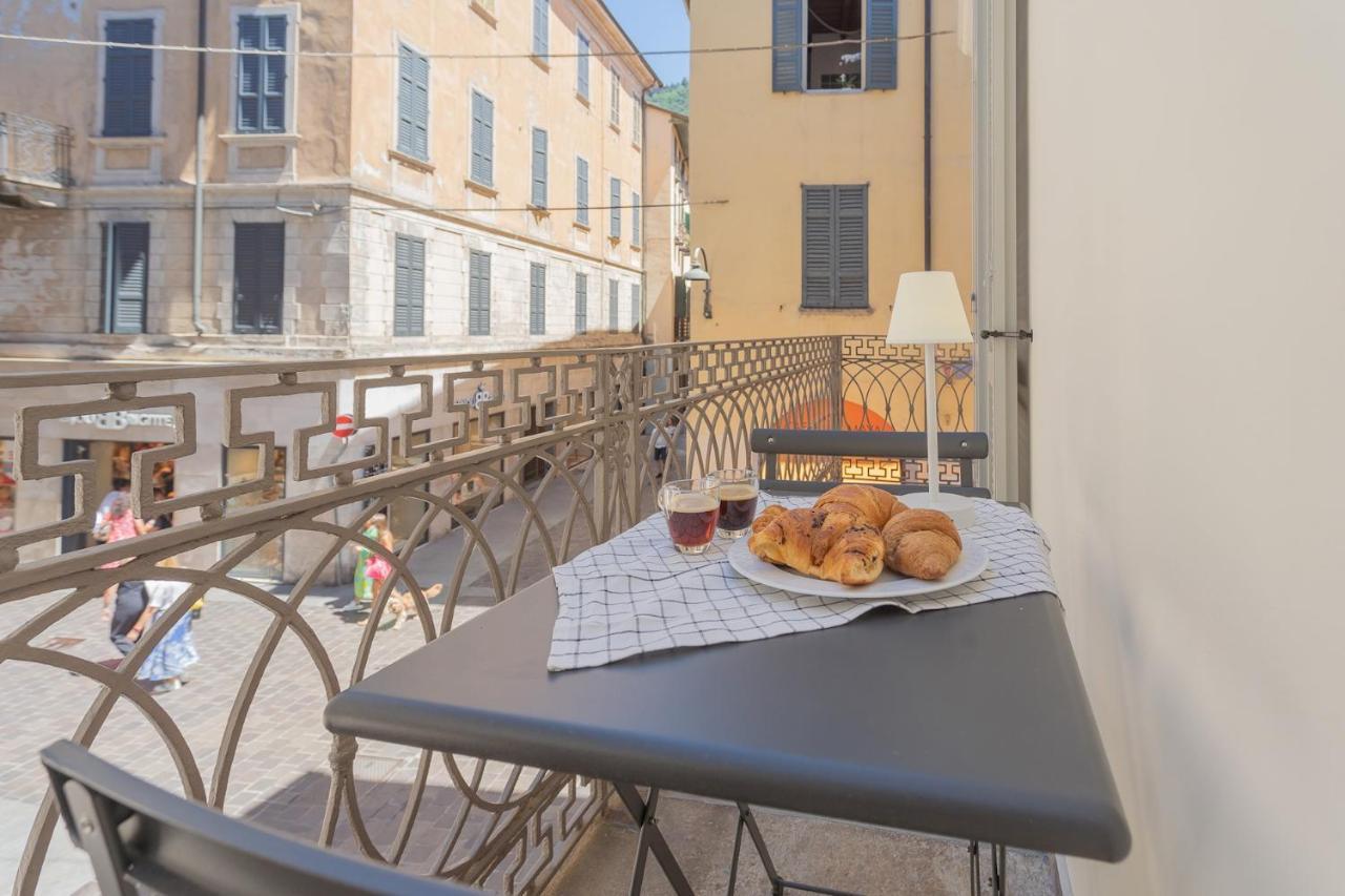 Independence Apartment With Balcony By Rent All Como Exteriér fotografie