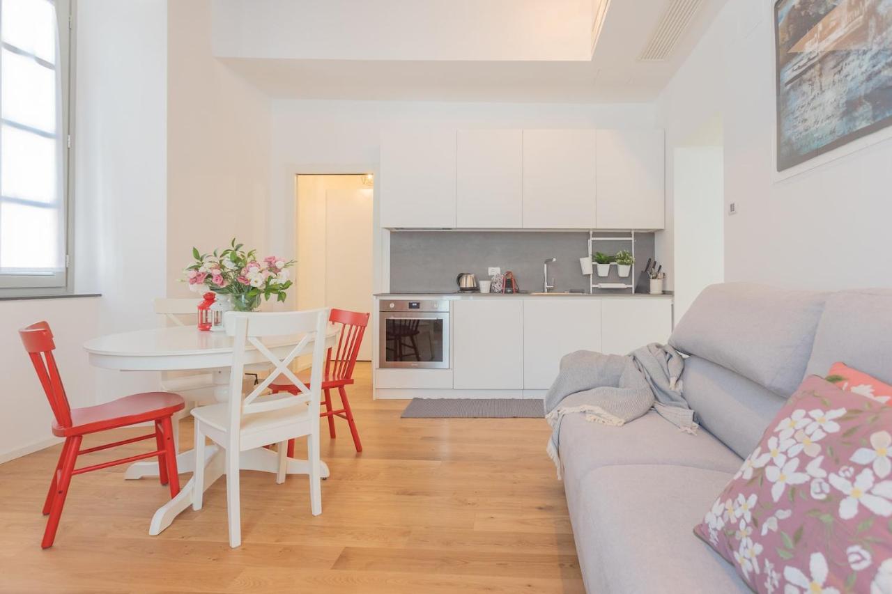 Independence Apartment With Balcony By Rent All Como Exteriér fotografie
