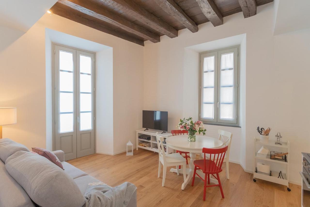 Independence Apartment With Balcony By Rent All Como Exteriér fotografie
