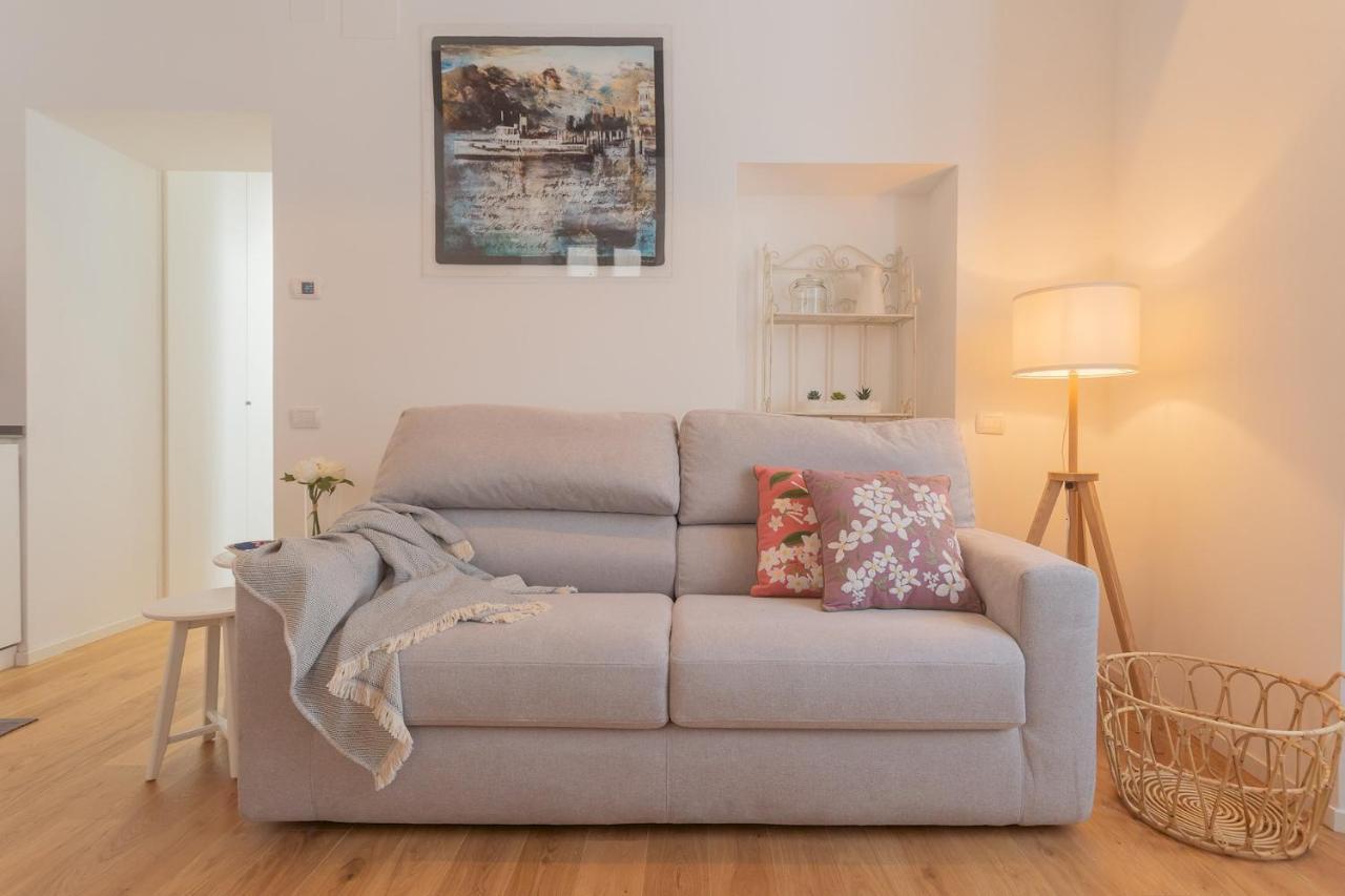 Independence Apartment With Balcony By Rent All Como Exteriér fotografie