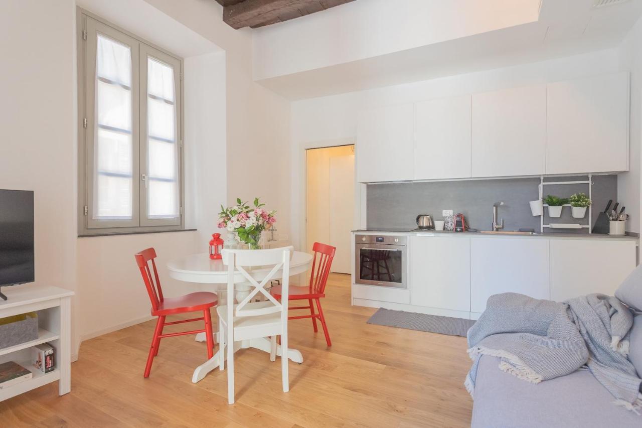 Independence Apartment With Balcony By Rent All Como Exteriér fotografie