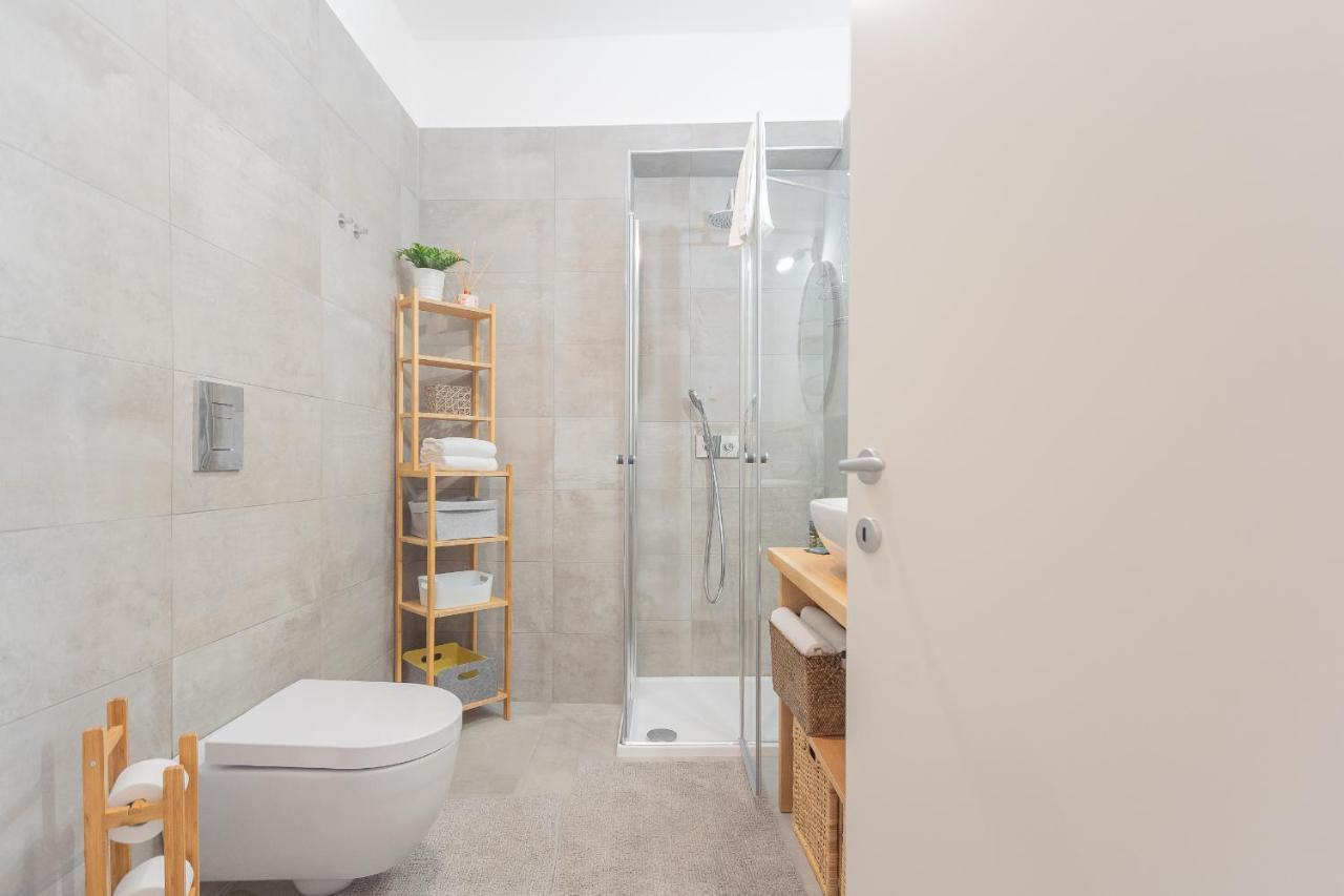 Independence Apartment With Balcony By Rent All Como Exteriér fotografie