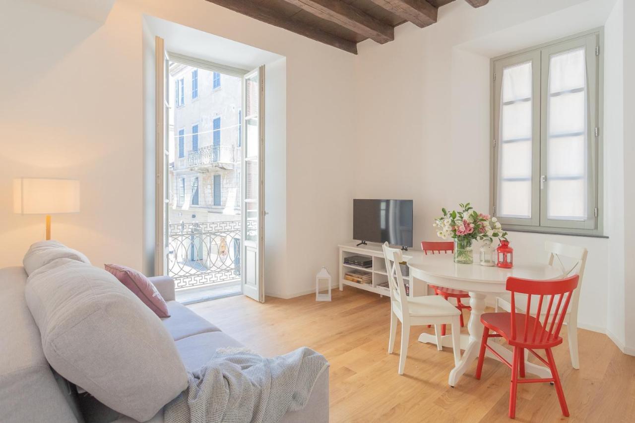 Independence Apartment With Balcony By Rent All Como Exteriér fotografie