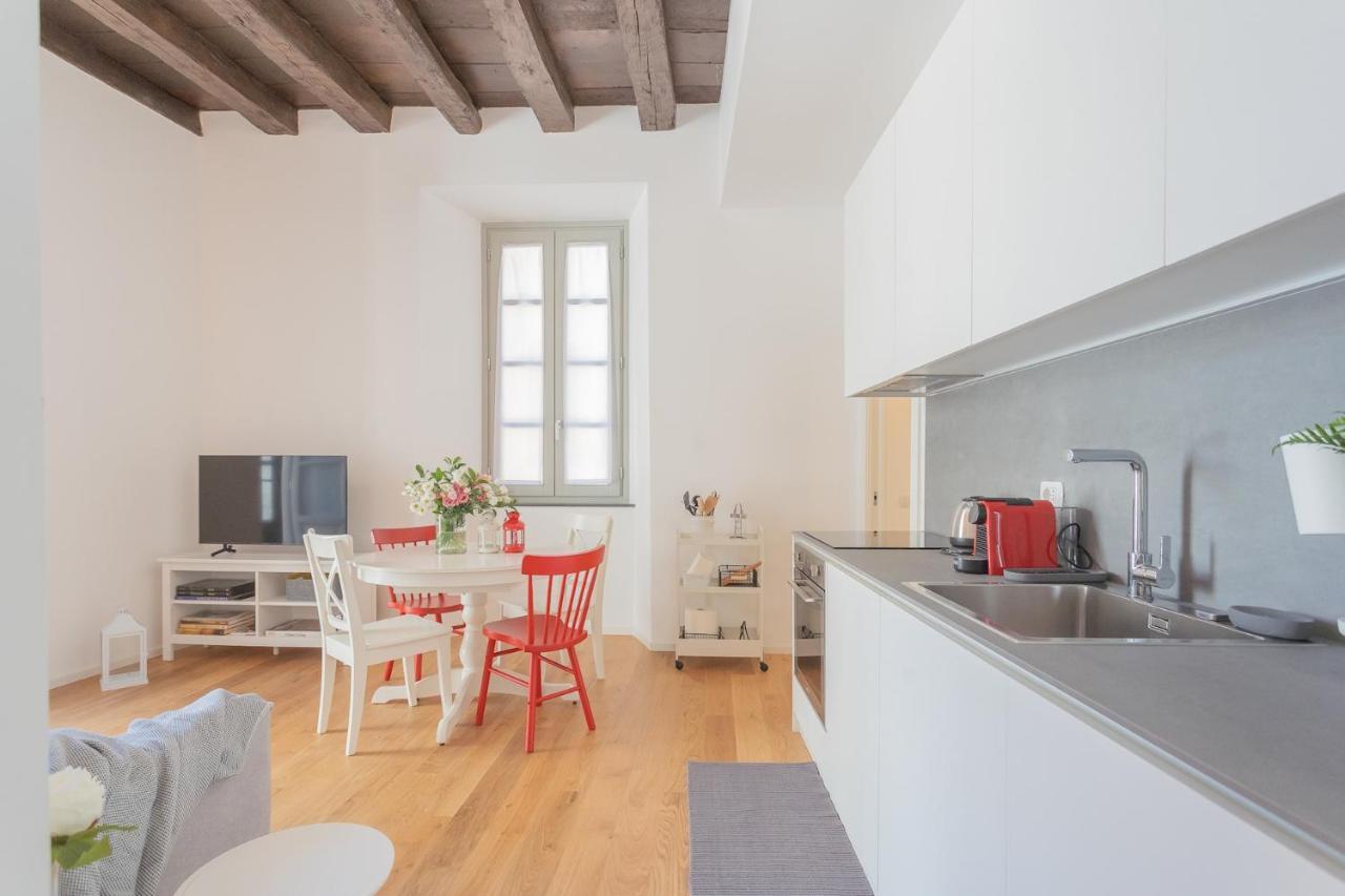 Independence Apartment With Balcony By Rent All Como Exteriér fotografie